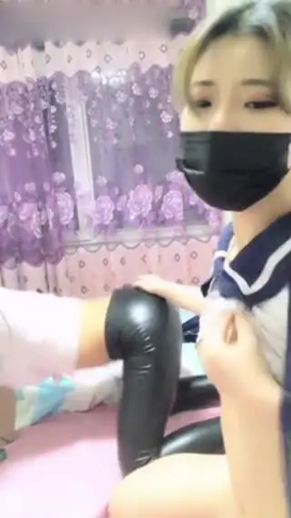 两个美女一起直播其中一个穿着制服上衣玩跳蛋自慰