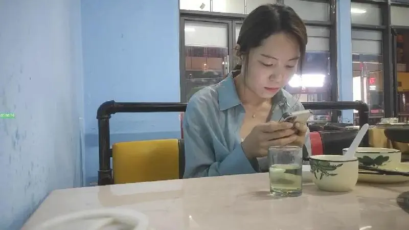 再約良家珠寶女吃完飯帶回酒店操逼推到强吻扒掉褲子扛起腿就是爆操仙丹加持很猛