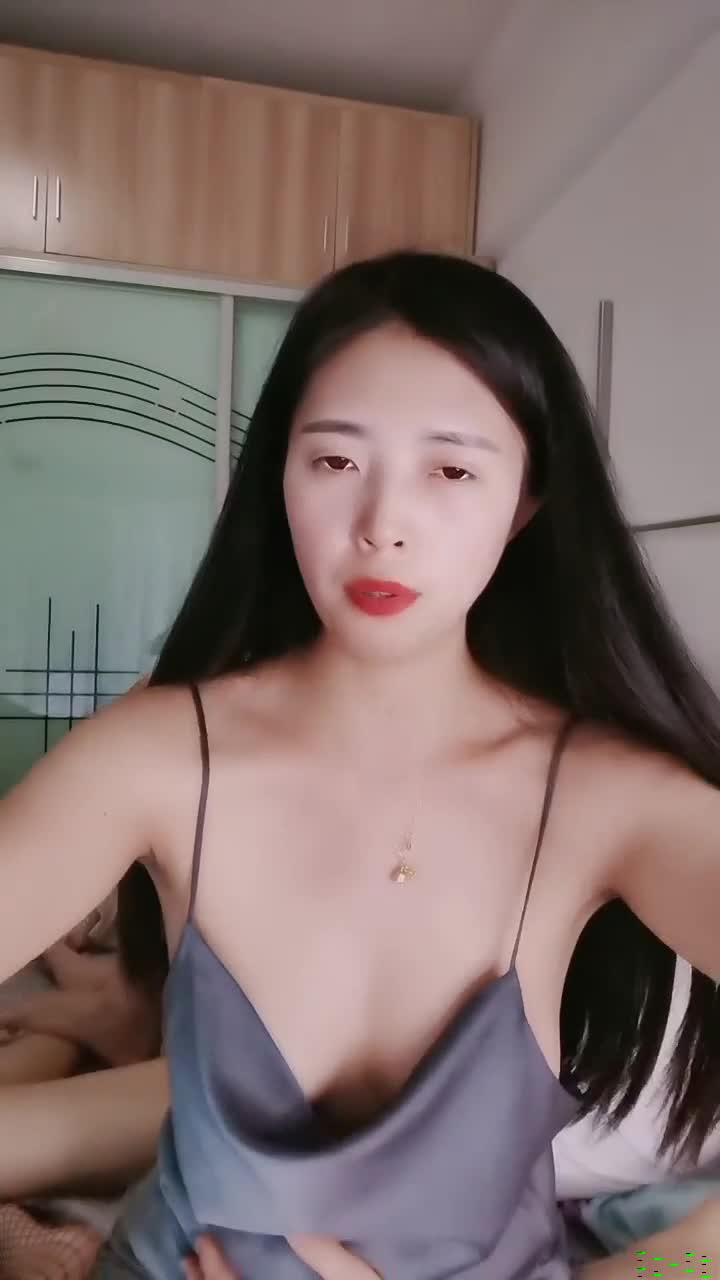 ❤❤气质尤物美少妇姐妹一起双飞一个舔屌一个操太舒服了闭眼享受骑乘操美臀骚穴好湿流淫水